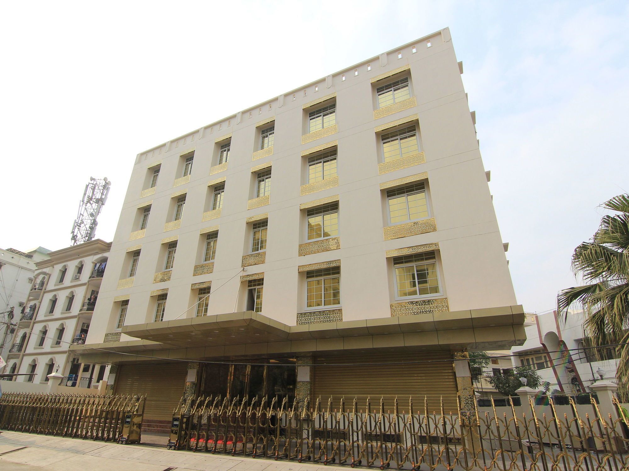 Oyo 11956 Galaxy Grand Hotel Lucknow Exterior photo